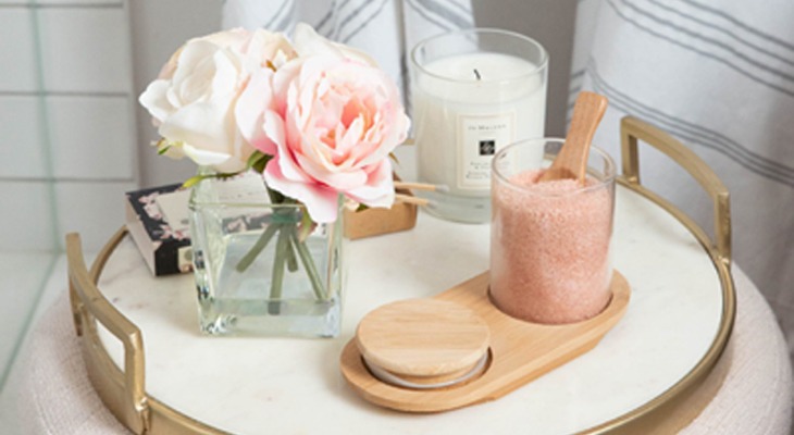 Round tray with candle and flowers